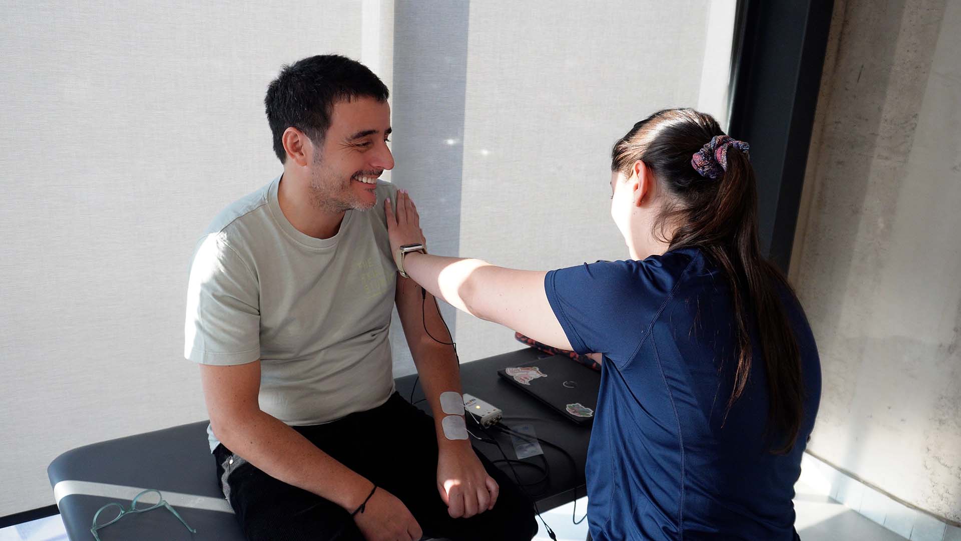 Paciente con ACV en proceso de rehabilitación neurológica con Método TRAINFES en Chile