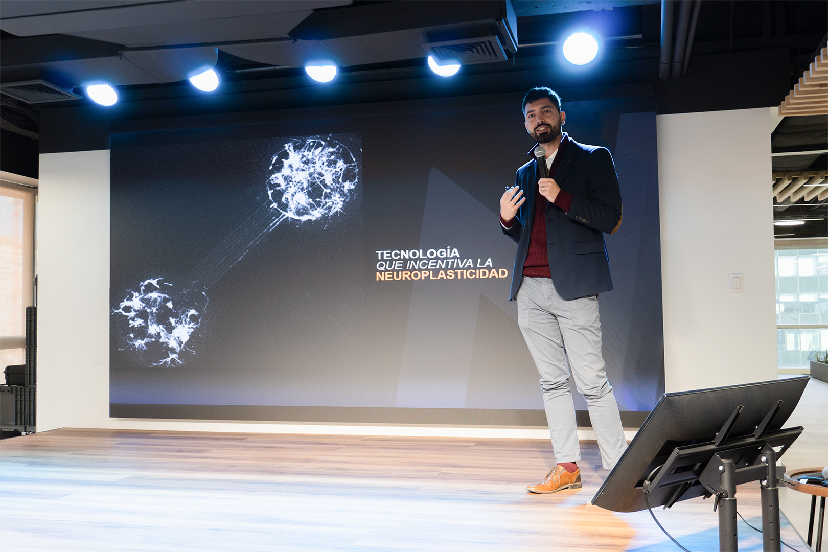 Matías Hosiasson, CEO de TRAINFES, presenta el Método TRAINFES de rehabilitación neurológica, en evento del Instituto de Salud Pública (ISP y CORFO